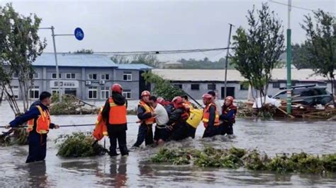 北京暴雨紧急救援 他们是风雨中的“逆行者”