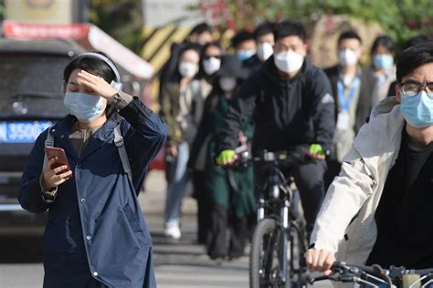 北京：疫情期间市民戴口罩骑行上班_手机新浪网