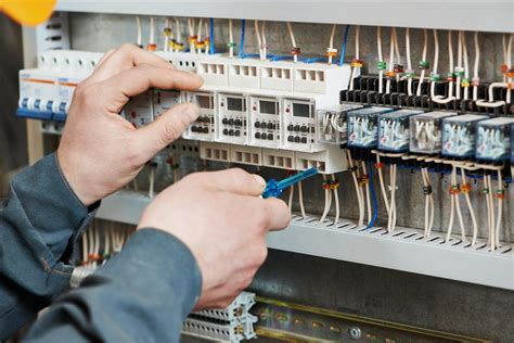 家庭维修电工上门服务收费标准,久益一修电工师傅承接电路维修
