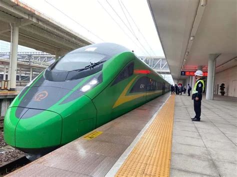 作为复兴号家族的一员，色彩浓丽的绿巨人辨识度非常高，中国“绿巨人”火车高铁列车|ZZXXO