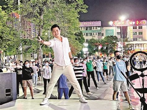 90后青年跳14年广场舞成社区“红人”_龙华新闻数字报