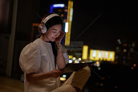 独居女性夜晚在窗边听歌高清图片下载-正版图片501791027-摄图网