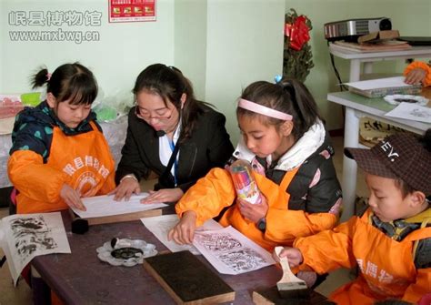 岷县博物馆举办“寻找年的味道系列活动一——木板窗花印制”-岷县博物馆