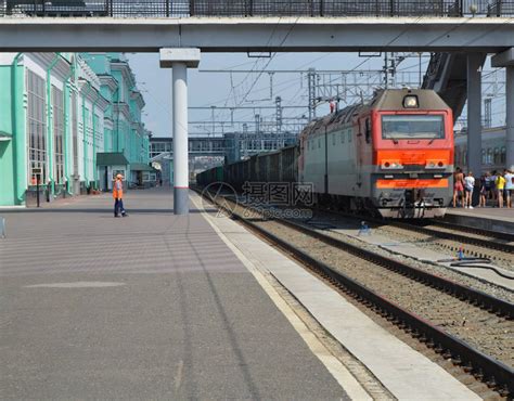 现代机车运载货运列车经过火车站这高清图片下载-正版图片505378461-摄图网