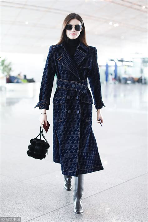 12月6日，宋茜现身上海机场，她身穿修身黑色风衣搭配过膝长靴