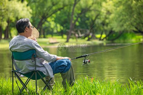 中年男性坐在河边垂钓乘凉高清图片下载-正版图片501765818-摄图网