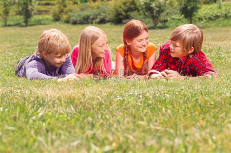 友好的谈话快乐的孩子们一起躺在草地高清图片下载-正版图片503214895-摄图网