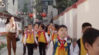 上海中小学开学首日，家长兴奋直呼“终于送进去了”_手机新浪网
