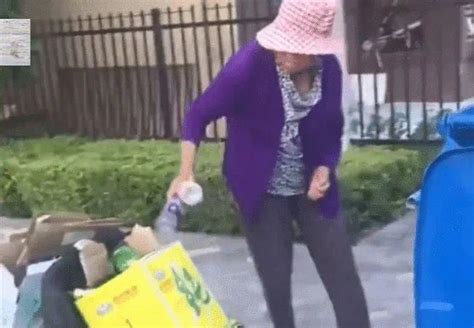 老母亲在小区捡废品，儿子开玛莎拉蒂来接_新闻频道_中华网