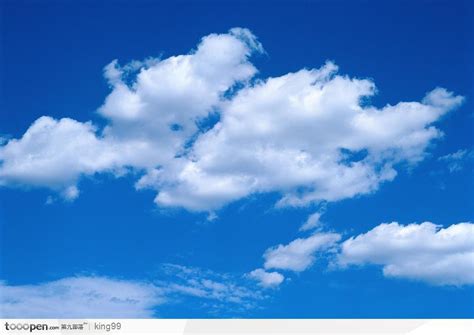 两朵斜着飘得大白云在蓝天中高清图片下载_红动中国