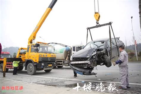 长沙湘府路高架桥发生车祸 有人员轻微受伤,事故车辆均已拖离现场_新浪新闻