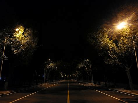 在夜晚路灯亮着的道路摄影高清jpg格式图片下载_熊猫办公