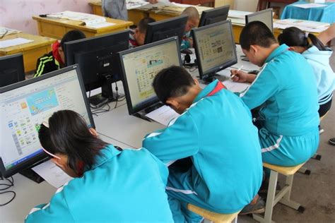 孩子在计算机室上课高清图片下载_红动网