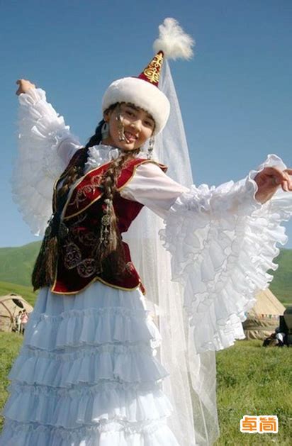 哈萨克族民族服饰 | 旅游文化