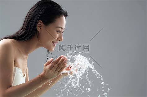 甜美女生洗脸头像