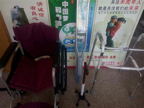 助行器带轮带座铝合金残疾人四脚拐杖康复辅助行走器带臂拖助步器-阿里巴巴
