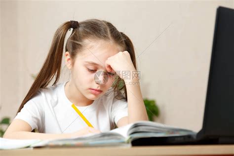 女小学生在家做她的家庭作业坐在桌旁高清图片下载-正版图片503955472-摄图网