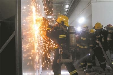广州日报数字报-320名消防员夜间出动“救援”