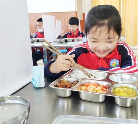走进郑州市小学复学日|第一顿开学午餐 看看孩子吃了啥-大河网