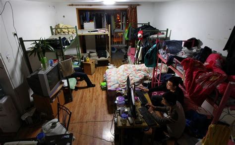穷人在上海只能住得起群租房，一室住满22人满为患底层心酸谁能懂|群租房|穷人|底层_新浪新闻
