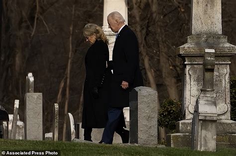 美国拜登多大（80岁拜登墓地伤怀：妻子和小女儿车祸去世50年，大儿子也葬在这里） | 说明书网