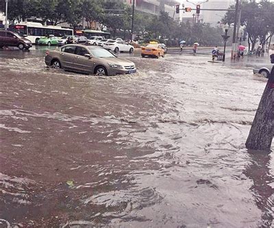 暴雨致西安韦曲老街被淹，商贩连人带车被洪水冲走，知情者：太突然市民反应不过来_凤凰网视频_凤凰网