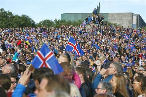 震撼！3万人战吼迎冰岛回国 欧洲杯最壮观一幕_2016欧洲杯_新浪竞技风暴_新浪网