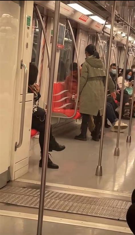 女子在南京地铁车厢喝水被开罚单：禁食禁饮过于苛刻