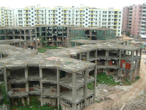 【深度】住在广州最大烂尾楼盘里：22年重建无果，业主黑发渐白|界面新闻 · 中国