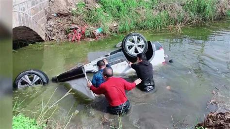 两车相撞一车坠河，热心记者下河救出两人_凤凰网视频_凤凰网