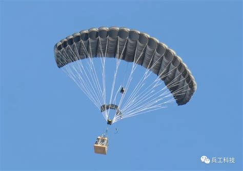 老外作死实验：把雨伞当作降落伞，7000米高空跳下去意外了_腾讯视频