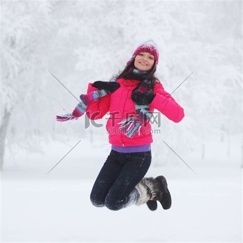 下雪天白天雪地上的小女孩野外雪地上行走摄影图配图高清摄影大图-千库网