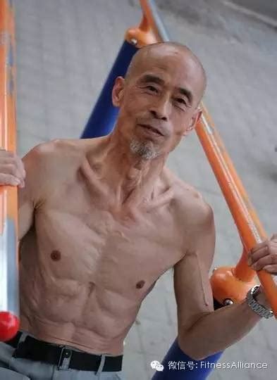 北京65岁老人坚持练15年单双杠成“肌肉男”-肌肉男|单杠-东北法治网