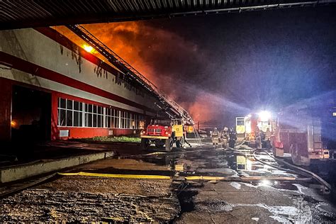 俄罗斯萨马拉州一车间发生火灾 300余名消防人员参与灭火