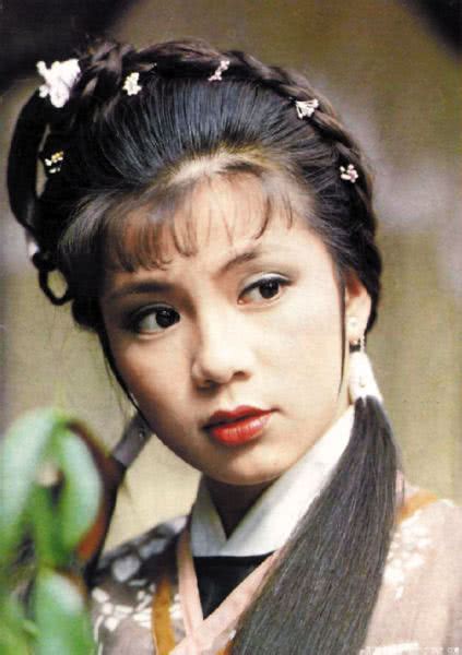 她饰演经典83版《射雕英雄传》中的黄蓉，你还记得她吗？