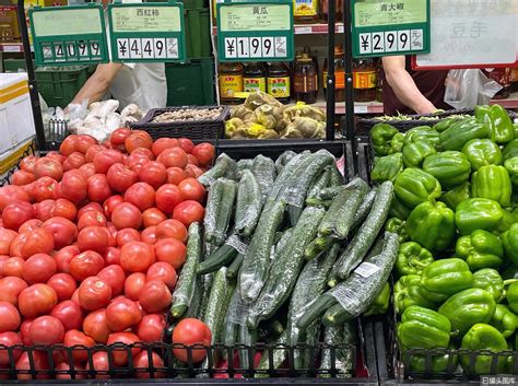 超市 生鲜 蔬菜货架 西红柿 黄瓜 青椒-罐头图库
