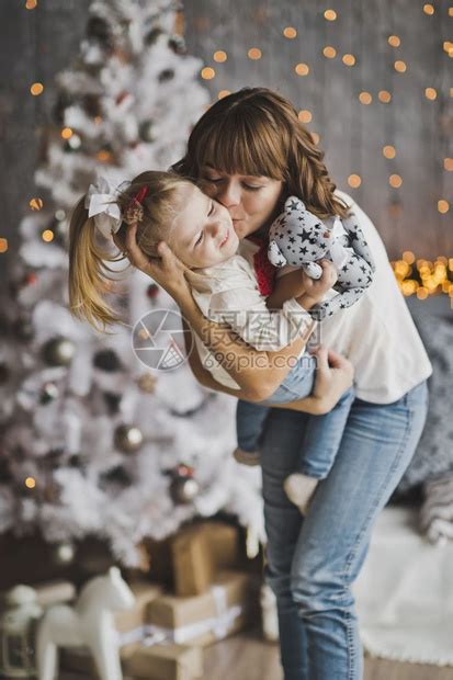 一个小女孩坐在他母亲的怀抱中高清图片下载-正版图片307144927-摄图网
