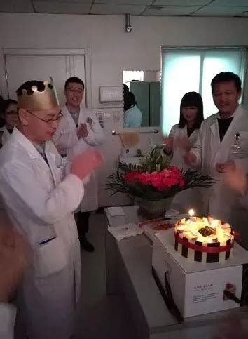 53岁主任医师在患者面前倒下:一年做五百例手术 - 青岛新闻网
