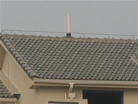 别墅屋顶琉璃瓦上避雷带的施工方法、工艺，最主要是怎么避开防水层-