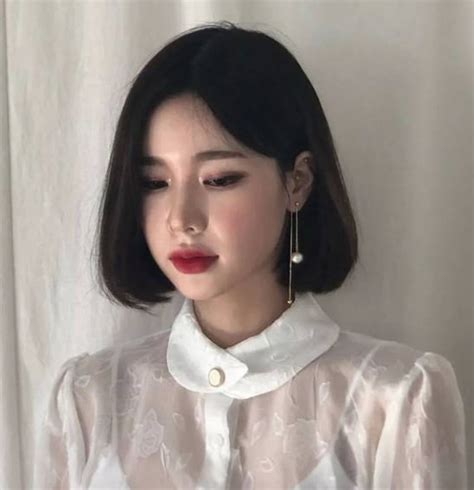 长脸短发甜美女生头像