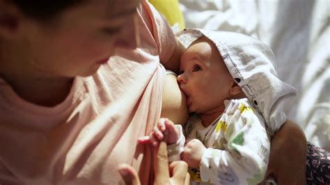 奶奶看着她的女儿给婴儿喂奶视频素材_ID:VCG42N1140787273-VCG.COM