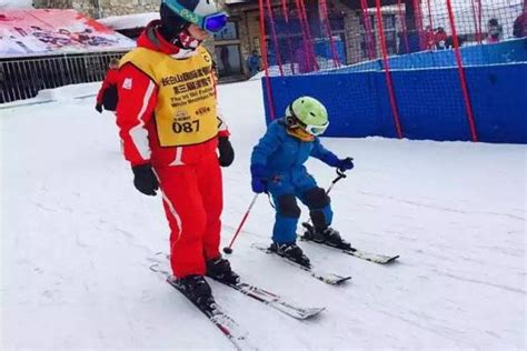 儿童滑雪几岁开始学比较好 儿童滑雪怎么穿衣服_旅泊网