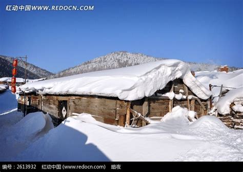 雪乡的蓝天木屋顶的白雪高清图片下载_红动中国