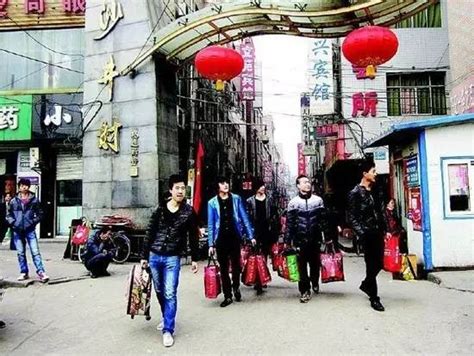 中国人情味“最浓”的城市，地摊经济随处可见，10万人摆摊赚钱_成都_游客_经营