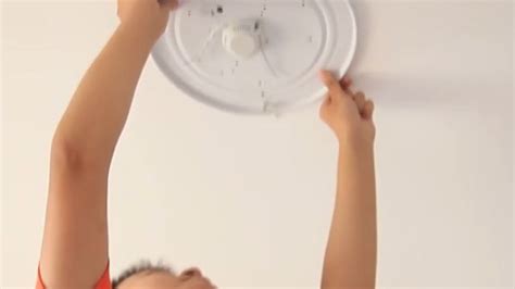 吸頂燈怎么換燈泡啊?