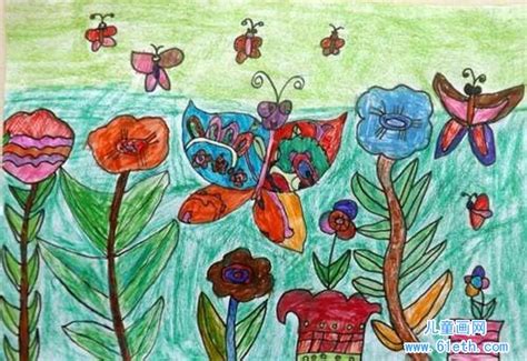 蝴蝶在花丛中飞舞的儿童画
