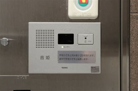 秒变艺廊的日本公厕，首次去日本的国外游客惊吓一下