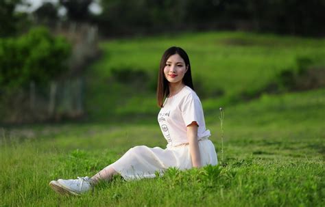 请问各位大虾,此美女叫什么名字.谢谢