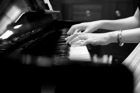 弹钢琴-小学生写事作文200字[推荐8则]