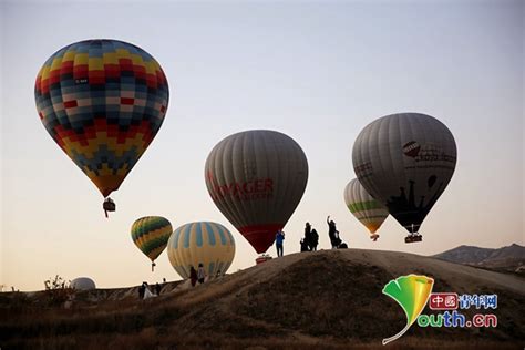 土耳其著名景区放飞热气球 色彩绚丽装点天空